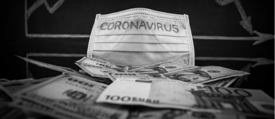 Pila de billetes y mascarilla con la leyenda "Coronavirus". Crisis económica.