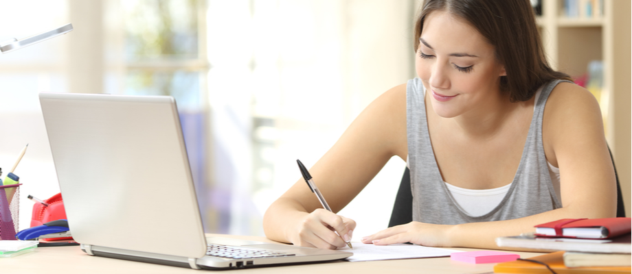 Mujer joven estudiando desde casa.