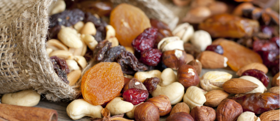 Saco con variedad de frutos secos: maní, nueces, macadamia, otros.