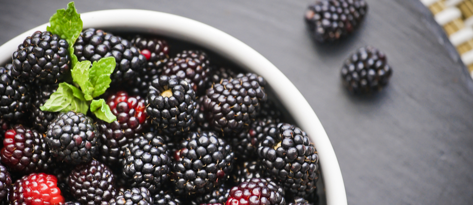 Plato de moras sobre base de pierdra negra.