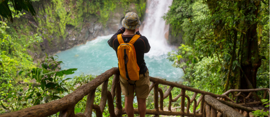 Paisaje costarricense, turista fotografiando una catarata.